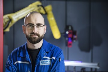 BENTELER Automotive employee in plant at Paderborn Talle 